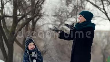 HD母亲和孩子把雪扔上去